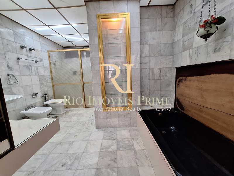 Conheça BANHEIRO SUÍTE MASTER do imóvel - Copacabana, 3 quartos, 2 suítes, vista lateral mar - RPAP30277 - 11 BANHEIRO SUÍTE MASTER - 11