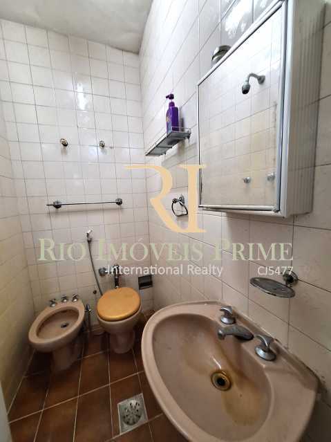 Conheça BANHEIRO DE SERVIÇO do imóvel - Copacabana, 3 quartos, 2 suítes, vista lateral mar - RPAP30277 - 24 BANHEIRO DE SERVIÇO - 24