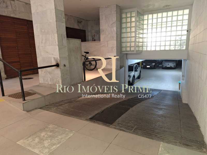 Conheça GARAGEM do imóvel - Copacabana, 3 quartos, 2 suítes, vista lateral mar - RPAP30277 - 28 GARAGEM - 28