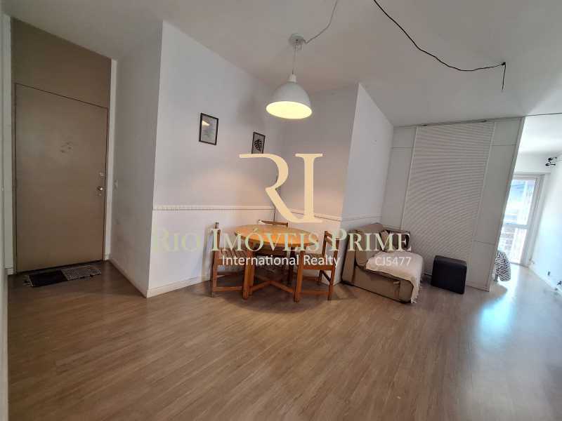 Conheça SALA do imóvel - Omni 2, flat em Botafogo - RPFL20060 - 5 SALA - 5