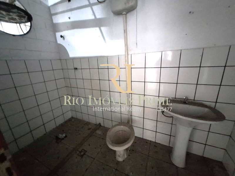 BANHEIRO FUNDOS. - 15