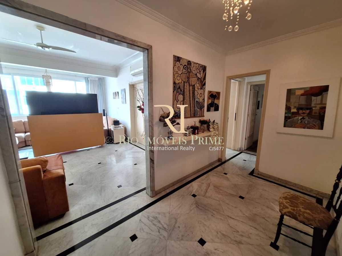 HALL DE ENTRADA. - 2