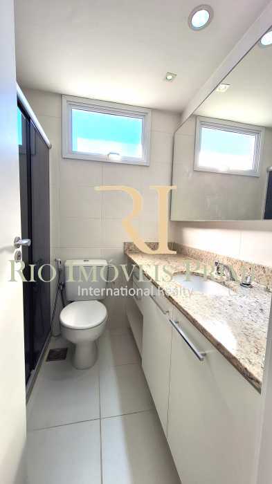 Conheça BANHEIRO SUITE MASTER do imóvel - Cobertura para alugar Rua José Higino, Metrô Uruguai Tijuca, Rio de Janeiro - R$ 6.000 - RPCO30041 - 17 BANHEIRO SUITE MASTER - 17
