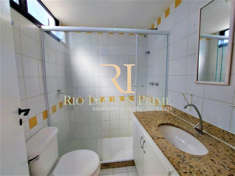 Conheça BANHEIRO SUÍTE. do imóvel - Apartamento para alugar Rua Pereira de Almeida, Praça da Bandeira, Rio de Janeiro - R$ 2.700 - RPAP20247 - 9 BANHEIRO SUÍTE. - 9