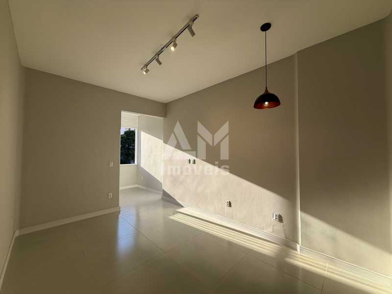 Lindo Apartamento - Apartamento à venda na Tijuca, Rua Conde de Bonfim, ao lado da Praça Saens Peña, totalmente reformado, 2 quartos, vista livre e próximo ao metrô. - 3402