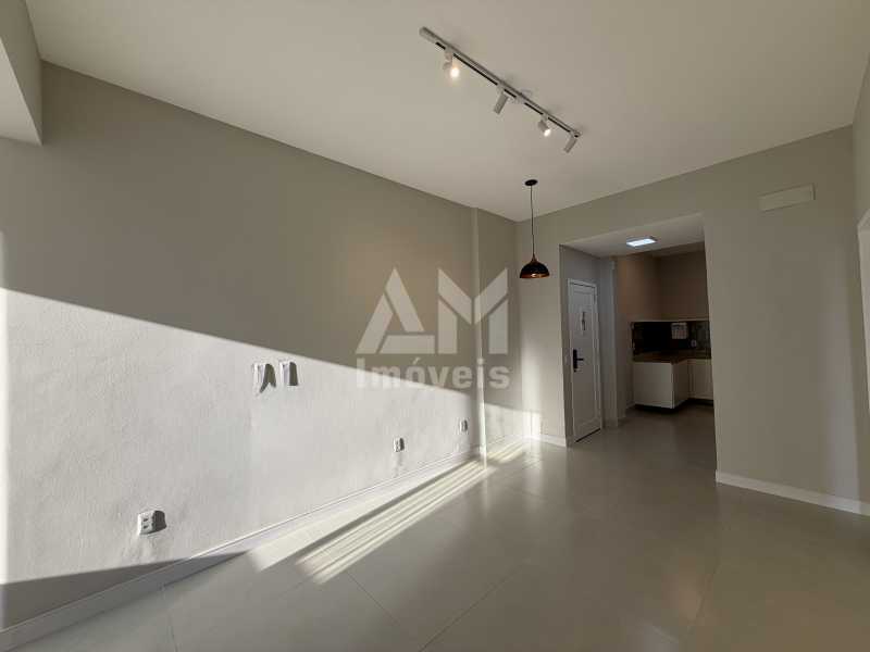 Lindo Apartamento - Apartamento à venda na Tijuca, Rua Conde de Bonfim, ao lado da Praça Saens Peña, totalmente reformado, 2 quartos, vista livre e próximo ao metrô. - 3402