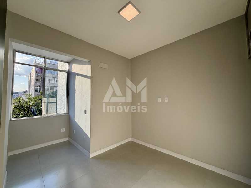 Lindo Apartamento - Apartamento à venda na Tijuca, Rua Conde de Bonfim, ao lado da Praça Saens Peña, totalmente reformado, 2 quartos, vista livre e próximo ao metrô. - 3402