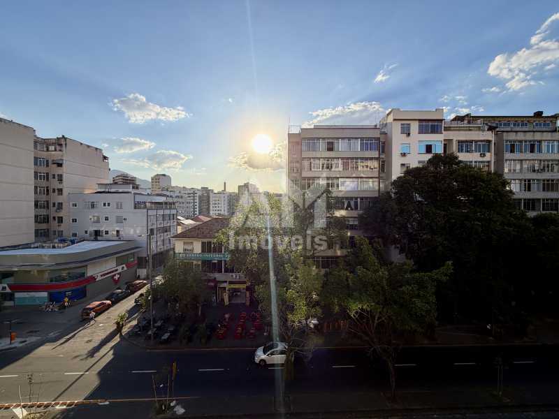 Lindo Apartamento - Apartamento à venda na Tijuca, Rua Conde de Bonfim, ao lado da Praça Saens Peña, totalmente reformado, 2 quartos, vista livre e próximo ao metrô. - 3402