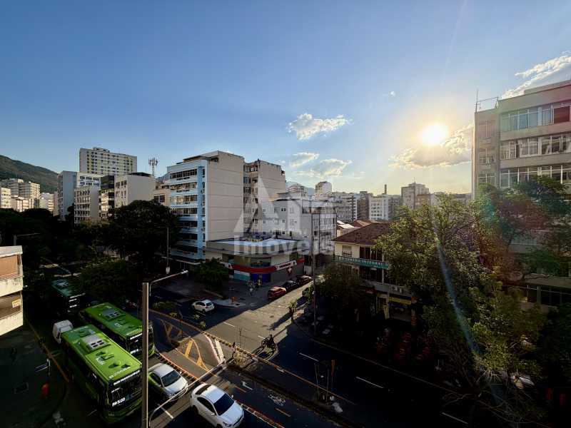 Lindo Apartamento - Apartamento à venda na Tijuca, Rua Conde de Bonfim, ao lado da Praça Saens Peña, totalmente reformado, 2 quartos, vista livre e próximo ao metrô. - 3402