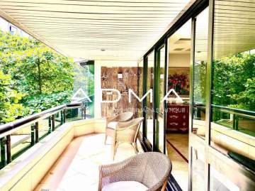 RARÍSSIMO - Apartamento em edifício famoso, de altíssimo luxo, com segurança armada, portaria 24h, garagem espetacular e localizado numa das ruas mais conceituadas do Leblon! - CRAP40491