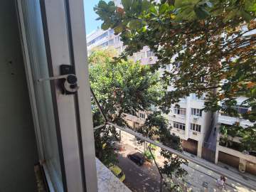 Ótima localização - CONJUGADO ACONCHEGANTE DE FRENTE COM VISTA VERDE LIVRE EM COPACABANA! - FCKI00176