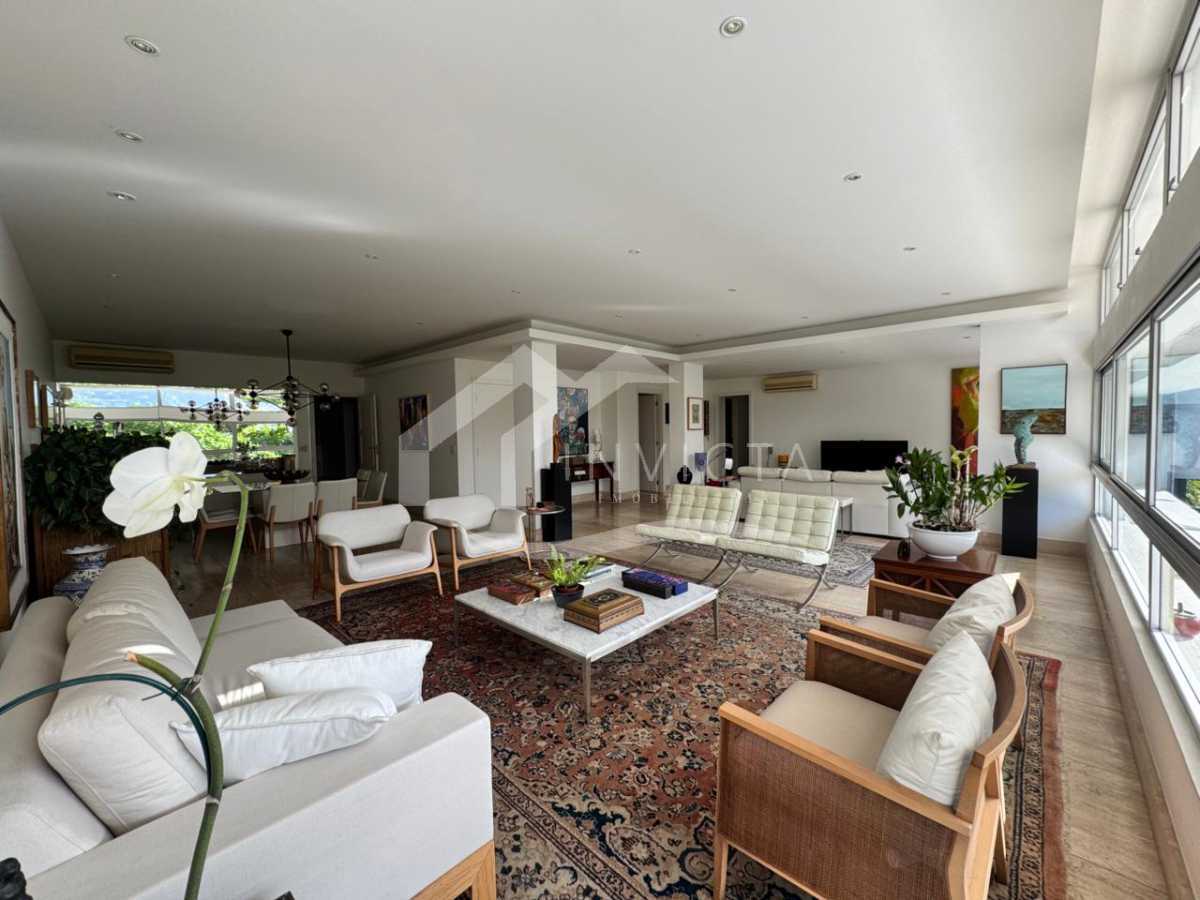 Imperdível - Apartamento maravilhoso! Planta original de 4 quartos revertida para 3, com 2 suítes, totalmente reformado e 2 vagas de garagem escrituradas. - IPAP30230