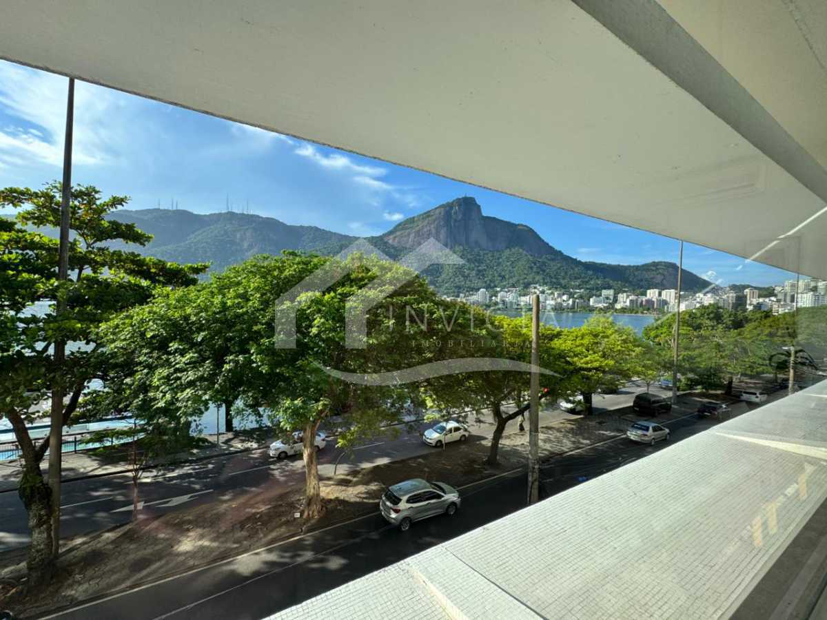Imperdível - Apartamento maravilhoso! Planta original de 4 quartos revertida para 3, com 2 suítes, totalmente reformado e 2 vagas de garagem escrituradas. - IPAP30230