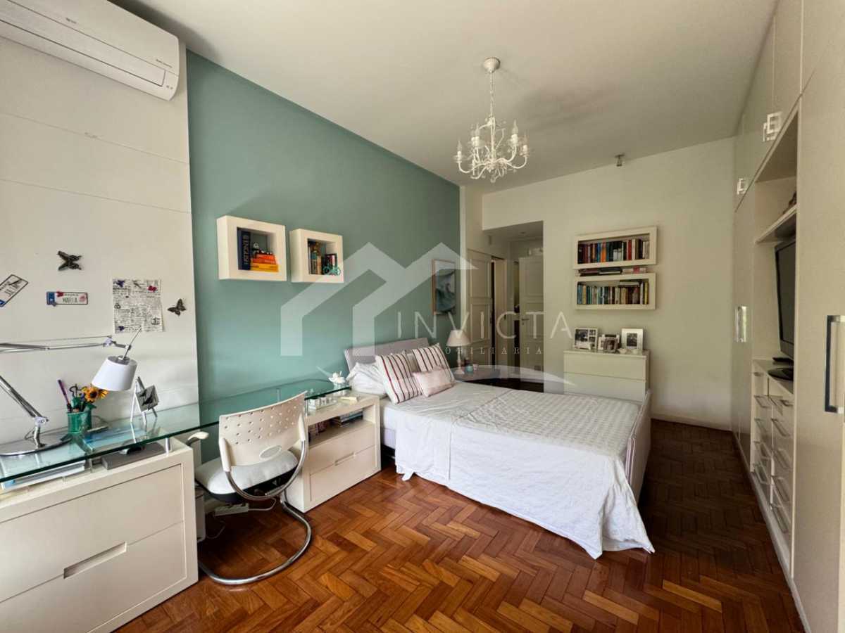Imperdível - Apartamento maravilhoso! Planta original de 4 quartos revertida para 3, com 2 suítes, totalmente reformado e 2 vagas de garagem escrituradas. - IPAP30230