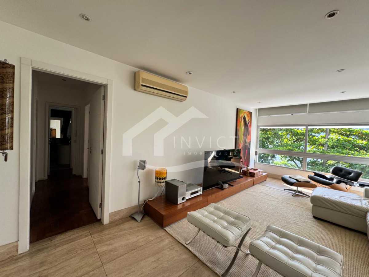 Imperdível - Apartamento maravilhoso! Planta original de 4 quartos revertida para 3, com 2 suítes, totalmente reformado e 2 vagas de garagem escrituradas. - IPAP30230