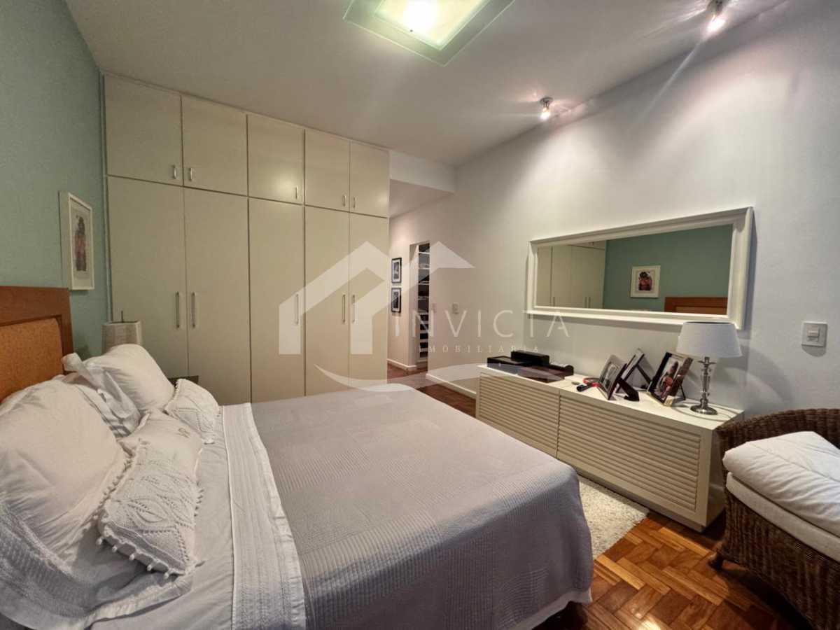 Imperdível - Apartamento maravilhoso! Planta original de 4 quartos revertida para 3, com 2 suítes, totalmente reformado e 2 vagas de garagem escrituradas. - IPAP30230