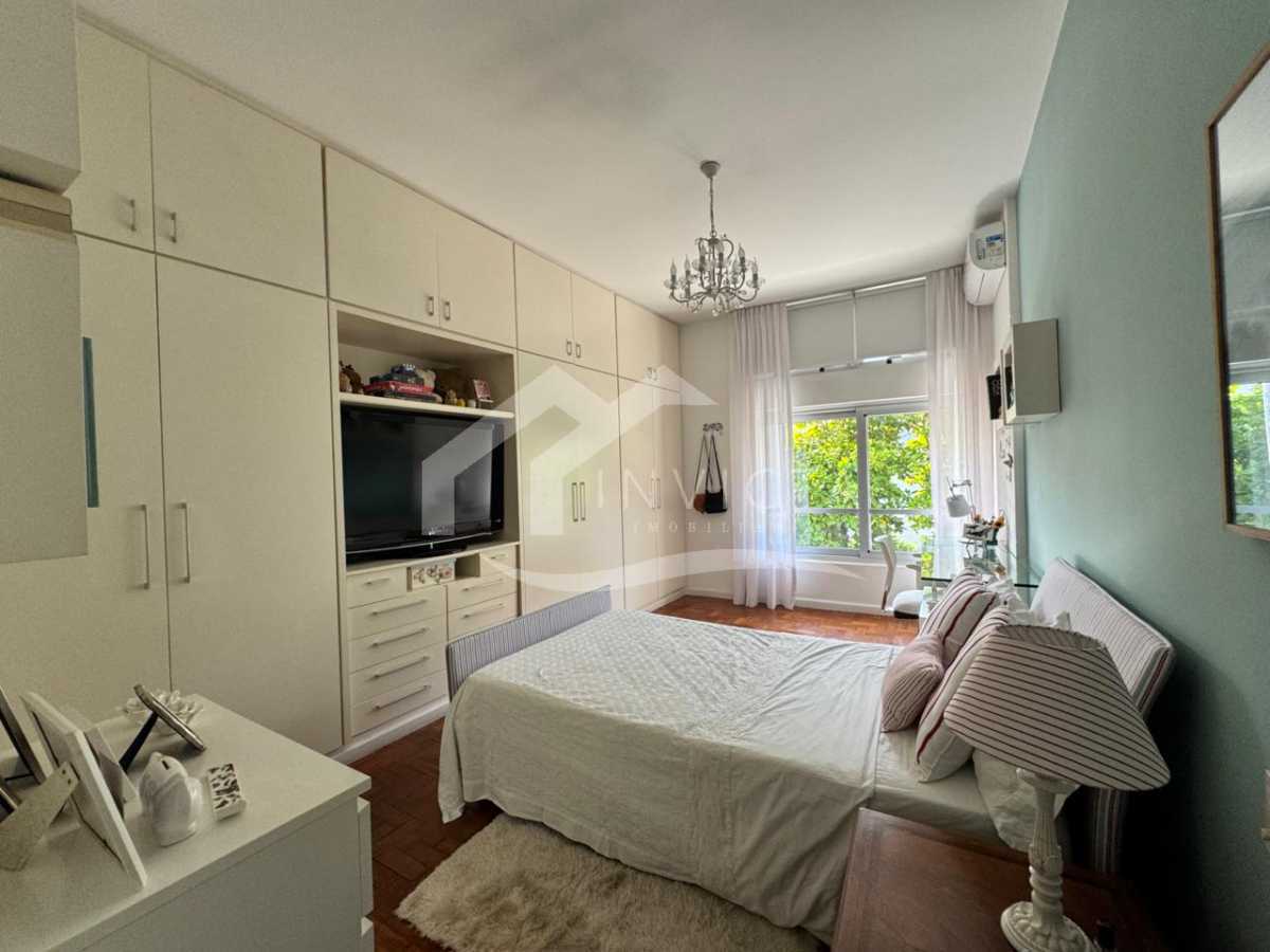 Imperdível - Apartamento maravilhoso! Planta original de 4 quartos revertida para 3, com 2 suítes, totalmente reformado e 2 vagas de garagem escrituradas. - IPAP30230