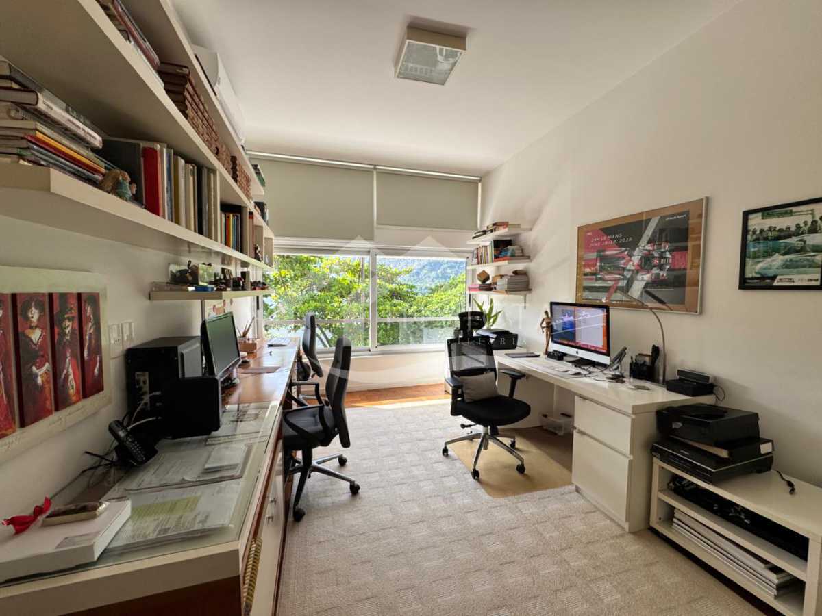 Imperdível - Apartamento maravilhoso! Planta original de 4 quartos revertida para 3, com 2 suítes, totalmente reformado e 2 vagas de garagem escrituradas. - IPAP30230