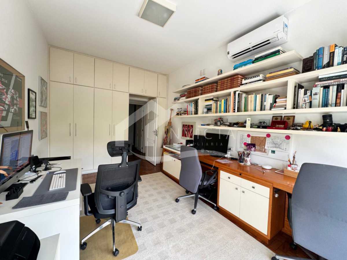 Imperdível - Apartamento maravilhoso! Planta original de 4 quartos revertida para 3, com 2 suítes, totalmente reformado e 2 vagas de garagem escrituradas. - IPAP30230