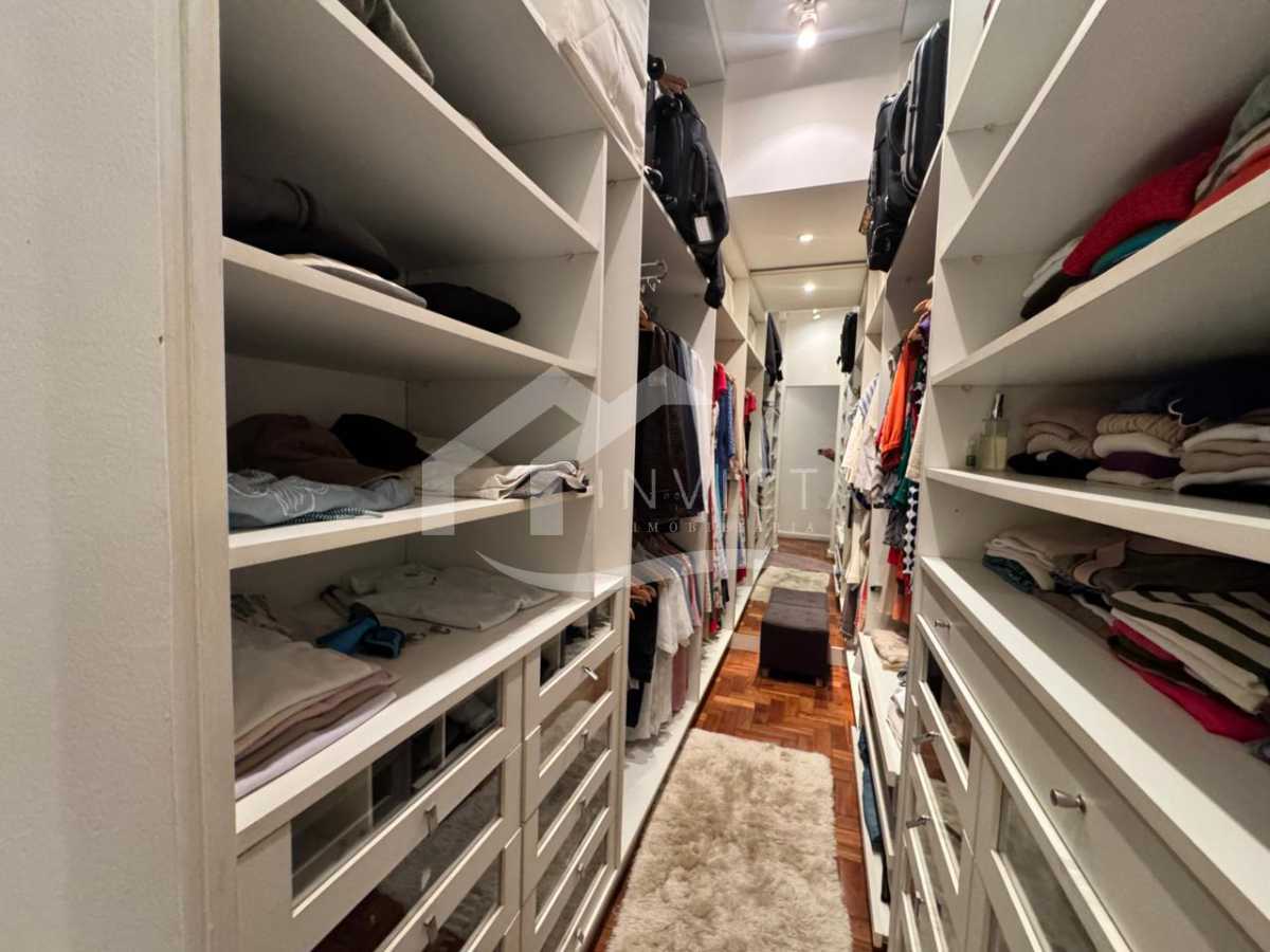 Imperdível - Apartamento maravilhoso! Planta original de 4 quartos revertida para 3, com 2 suítes, totalmente reformado e 2 vagas de garagem escrituradas. - IPAP30230