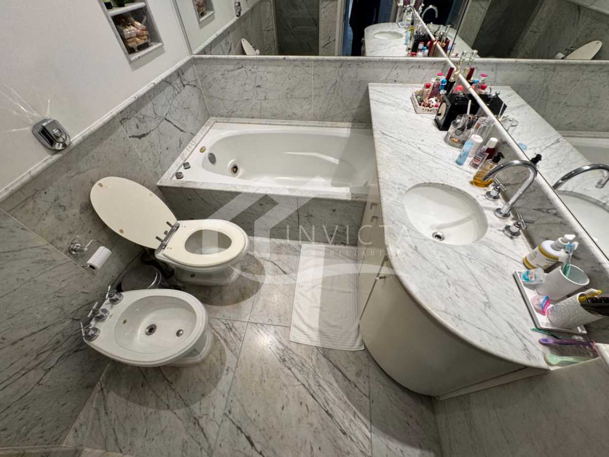 Imperdível - Apartamento maravilhoso! Planta original de 4 quartos revertida para 3, com 2 suítes, totalmente reformado e 2 vagas de garagem escrituradas. - IPAP30230