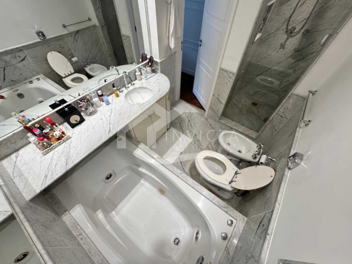 Imperdível - Apartamento maravilhoso! Planta original de 4 quartos revertida para 3, com 2 suítes, totalmente reformado e 2 vagas de garagem escrituradas. - IPAP30230