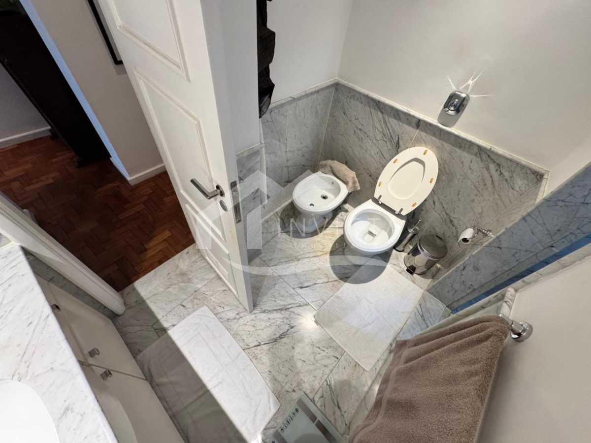 Imperdível - Apartamento maravilhoso! Planta original de 4 quartos revertida para 3, com 2 suítes, totalmente reformado e 2 vagas de garagem escrituradas. - IPAP30230