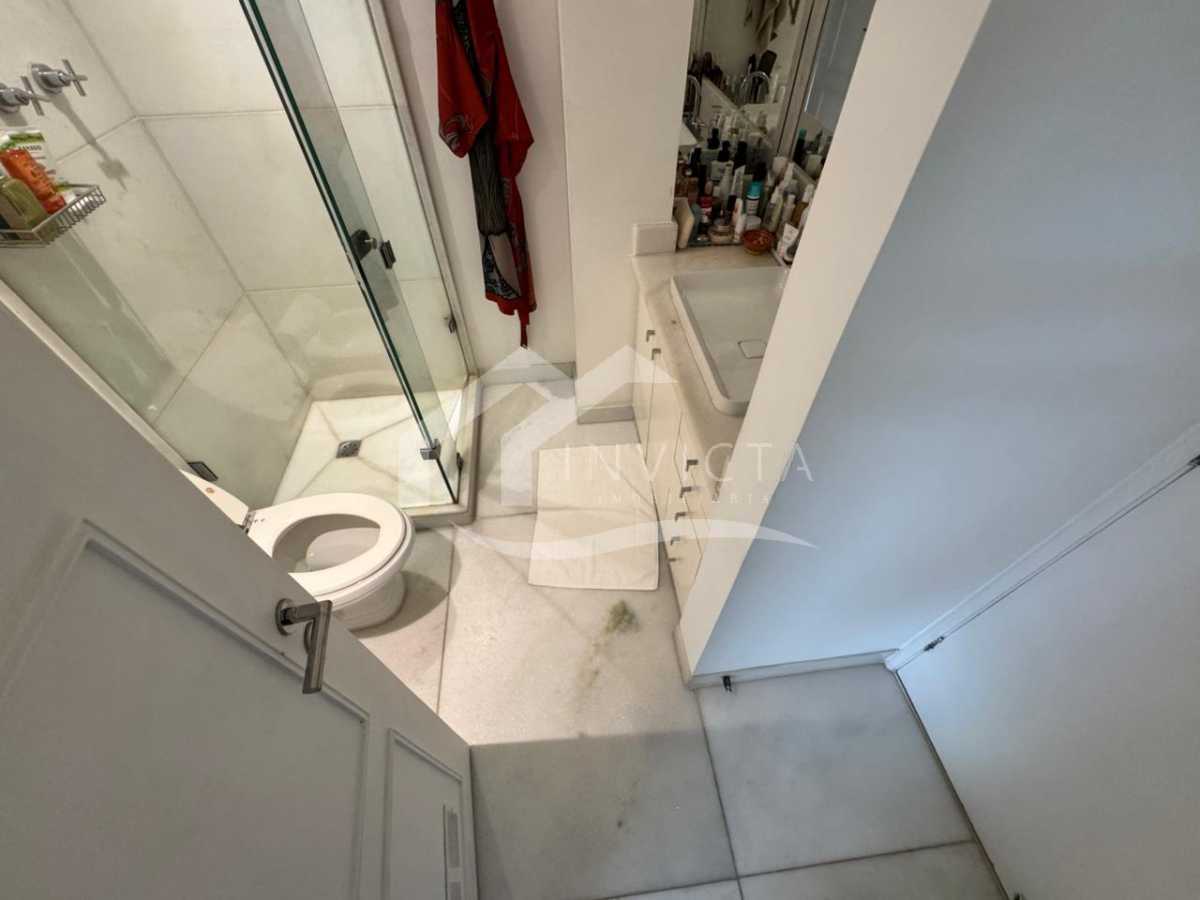 Imperdível - Apartamento maravilhoso! Planta original de 4 quartos revertida para 3, com 2 suítes, totalmente reformado e 2 vagas de garagem escrituradas. - IPAP30230
