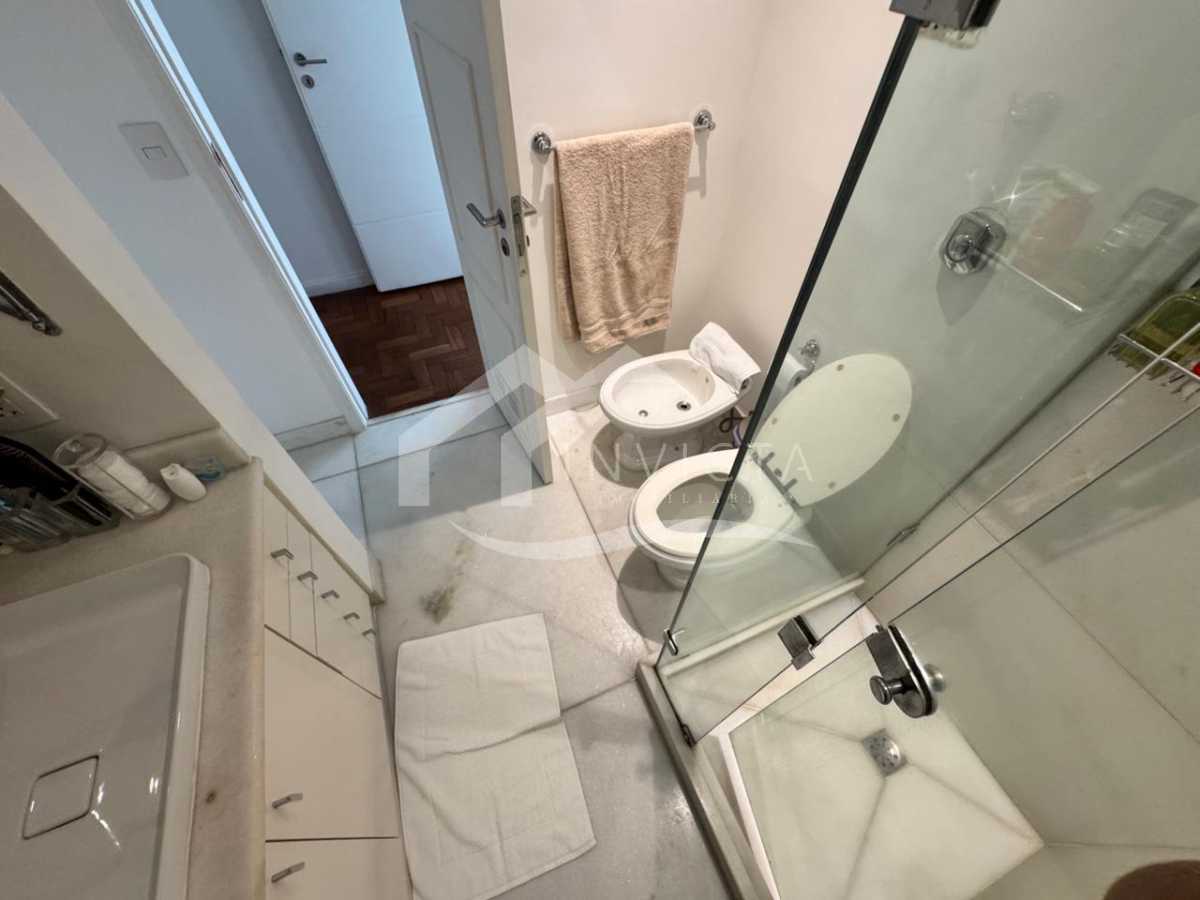 Imperdível - Apartamento maravilhoso! Planta original de 4 quartos revertida para 3, com 2 suítes, totalmente reformado e 2 vagas de garagem escrituradas. - IPAP30230