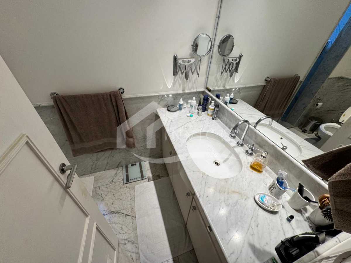 Imperdível - Apartamento maravilhoso! Planta original de 4 quartos revertida para 3, com 2 suítes, totalmente reformado e 2 vagas de garagem escrituradas. - IPAP30230