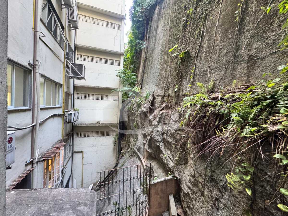 Imperdível - Apartamento maravilhoso! Planta original de 4 quartos revertida para 3, com 2 suítes, totalmente reformado e 2 vagas de garagem escrituradas. - IPAP30230