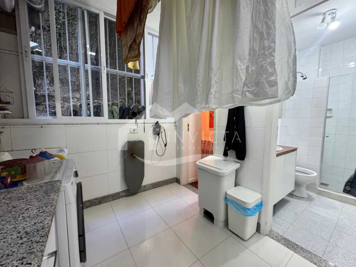 Imperdível - Apartamento maravilhoso! Planta original de 4 quartos revertida para 3, com 2 suítes, totalmente reformado e 2 vagas de garagem escrituradas. - IPAP30230