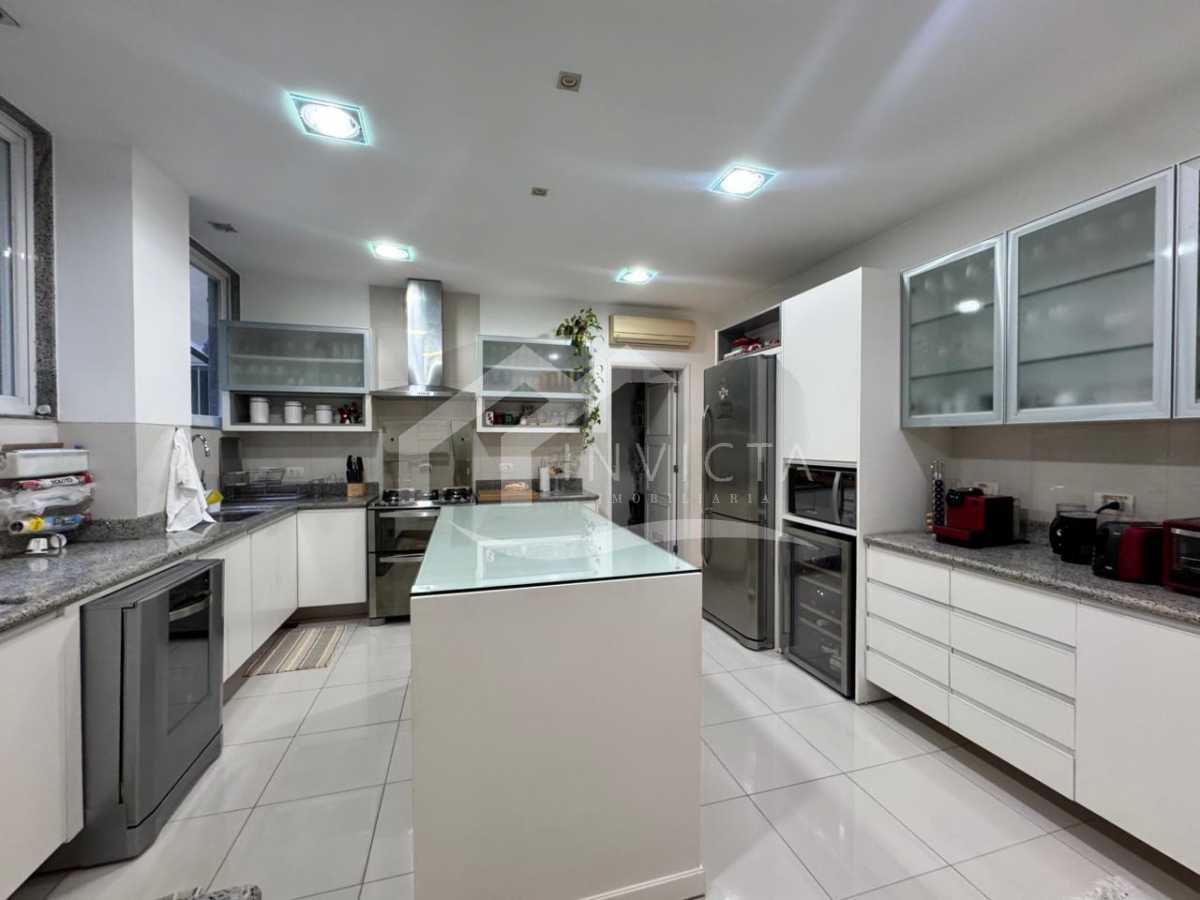 Imperdível - Apartamento maravilhoso! Planta original de 4 quartos revertida para 3, com 2 suítes, totalmente reformado e 2 vagas de garagem escrituradas. - IPAP30230