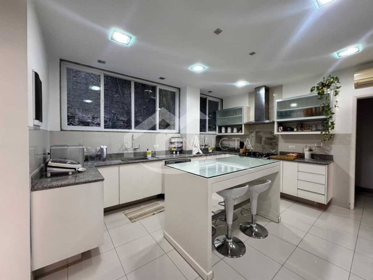 Imperdível - Apartamento maravilhoso! Planta original de 4 quartos revertida para 3, com 2 suítes, totalmente reformado e 2 vagas de garagem escrituradas. - IPAP30230