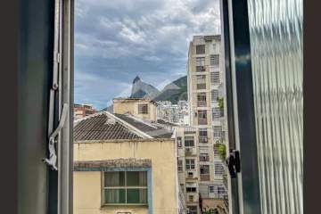 Ótima localização - Quarto e sala reformado na Praia de Botafogo com vista verde e Cristo Redentor - BTAP10024