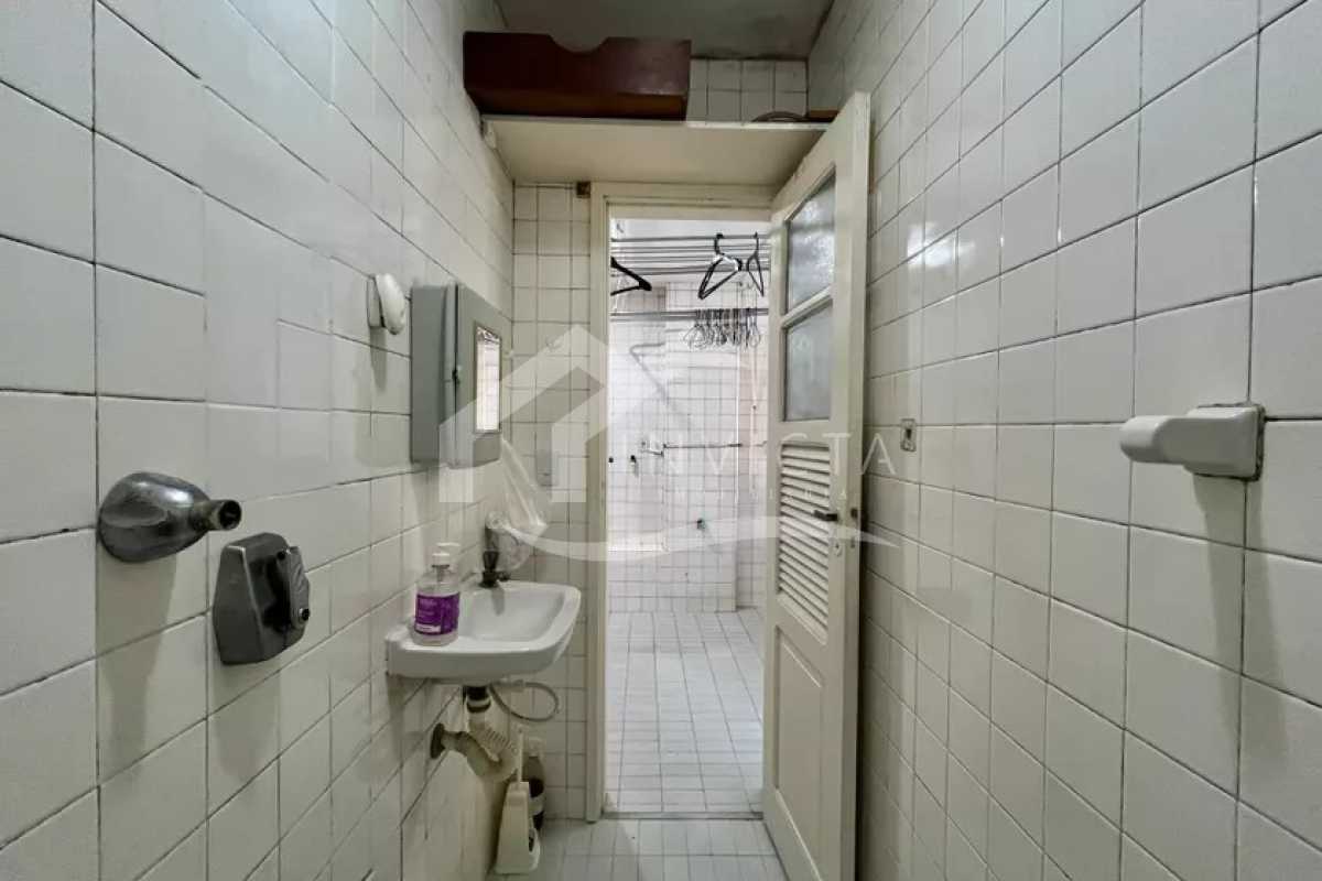 Conheça Banheiro de serviço do imóvel - Quadrilátero: Excelente oportunidade de 3 quartos com vaga a 2 minutinhos da Praia de Ipanema - IPAP30328 - 24 Banheiro de serviço - 24
