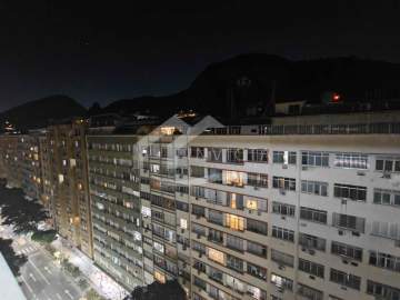 Reformado - Apartamento de frente, com ótima iluminação e fácil acesso a serviços, lazer e transportes. - FCAP21738