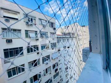 Ótima localização - DOIS QUARTOS MODERNIZADO COM DEPENDÊNCIA COMPLETA NO POSTO 2!!! - FCAP20784
