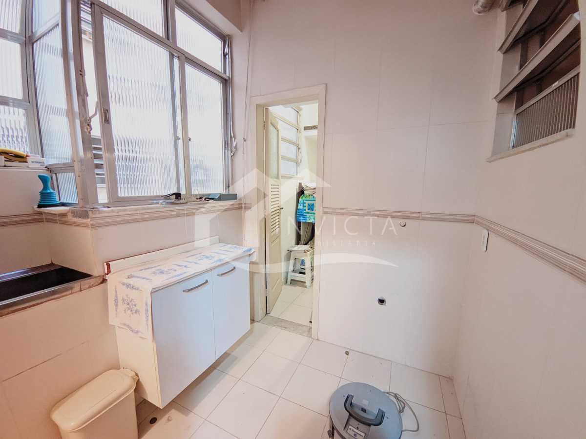 Imperdível - MARAVILHOSO 3 QUARTOS NA QUADRA DA PRAIA EM RUA NOBRE!!! - FCAP30845