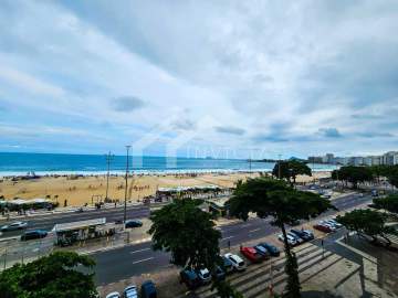 Ótima localização - Localizado em uma das áreas mais cobiçadas e icônicas do Rio de Janeiro, este esplêndido apartamento de três quartos em Copacabana oferece uma residência luxuosa com uma vista deslumbrante para o mar. - PSAP30038