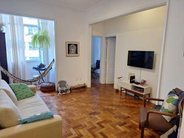 Imperdível - Maravilhoso apartamento de três quartos com dependência completa na quadra da praia no posto 6 de copacabana!!! - FCAP31215