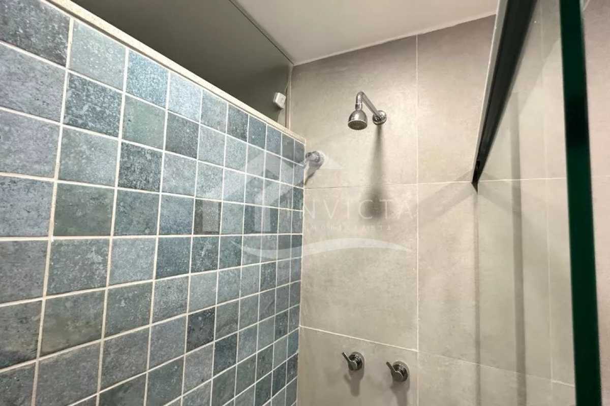 Conheça Box banheiro social do imóvel - Reformadíssimo apartamento de 3 quartos, 100m² no Posto 6! - PSAP30134 - 16 Box banheiro social - 16