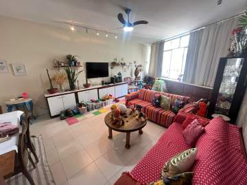 Imperdível - EXCELENTE APARTAMENTO COM 3 QUARTOS COM SUITE, DEPENDÊNCIA COMPLETA, 1 VAGA NA ESCRITURA, ANDAR ALTO E BEM SILENCIO. NUMA AREA NOBRE EM COPACABANA! - FCAP31356
