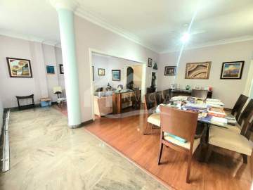 Ótima localização - MARAVILHOSO IMÓVEL REFORMADO EM COPACABANA COM VAGA NA ESCRITURA !!!! - RPAP30089