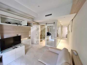Imperdível - MARAVILHOSO QUARTO SALA REFORMADO NA QUADRA DA PRAIA COM TOTAL INFRAESTRUTURA!!!!! - FCAP11649