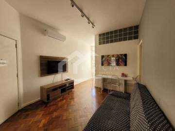 Ótima localização - 2 QUARTOS (c/ suíte) REFORMADO COM PORTEIRA FECHADA EM RUA NOBRE DE COPACABANA - RPAP20092