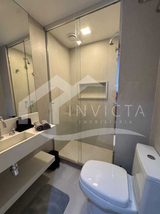 Conheça Banheiro suíte do imóvel - 3 QUARTOS REFORMADO, COM VARANDA E VAGA NA ESCRITURA, NO LEBLON!!! - IPAP30011 - 19 Banheiro suíte - 19
