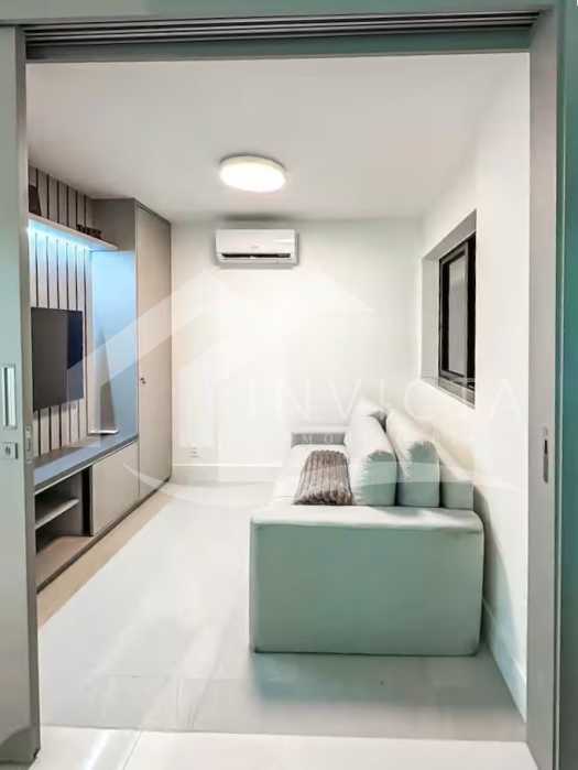 Conheça Sala de tv do imóvel - 3 QUARTOS REFORMADO, COM VARANDA E VAGA NA ESCRITURA, NO LEBLON!!! - IPAP30011 - 10 Sala de tv - 10