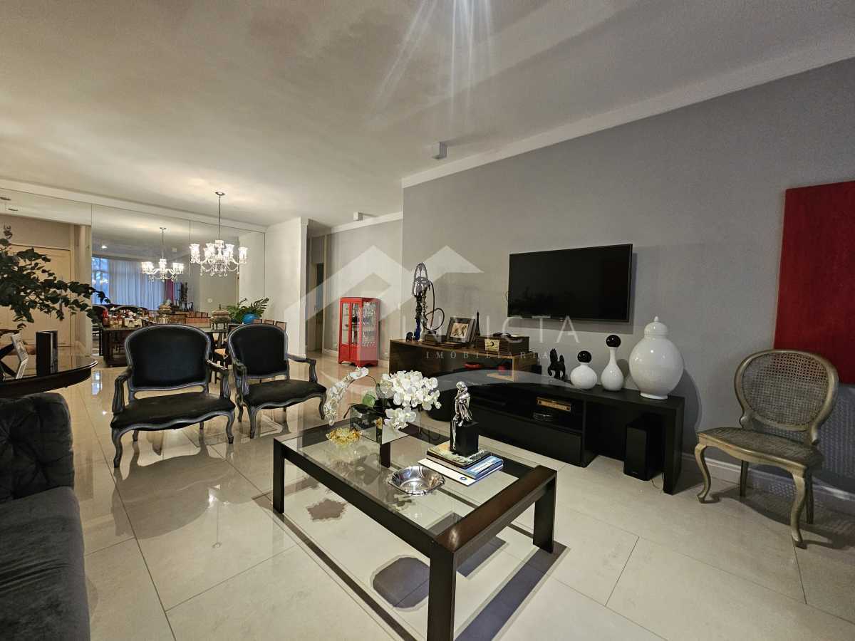 Imperdível - Esplêndido apartamento luxuoso, reformado e muito bem localizado em rua nobre do posto 6 - FCAP40234