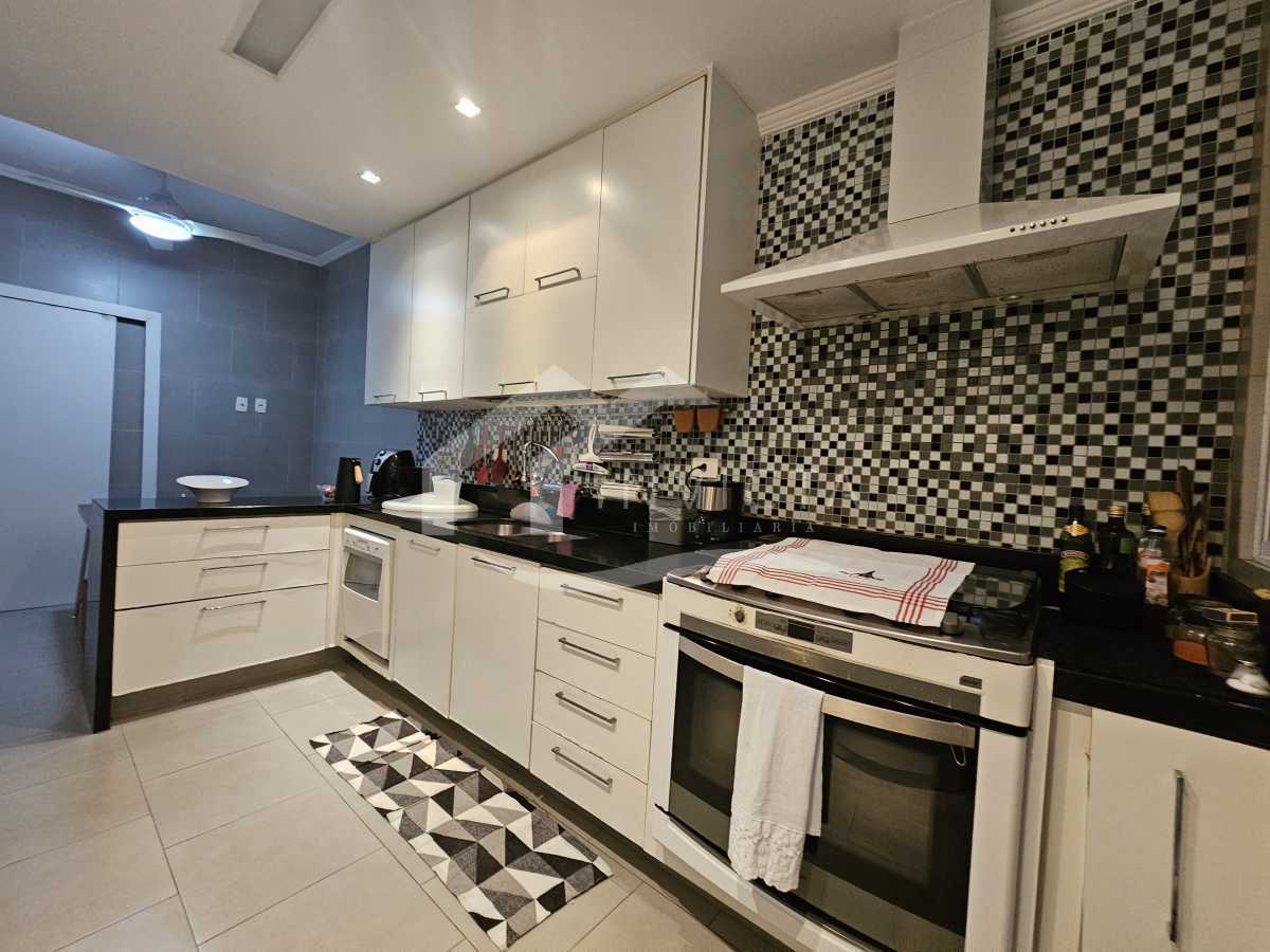 Imperdível - Esplêndido apartamento luxuoso, reformado e muito bem localizado em rua nobre do posto 6 - FCAP40234